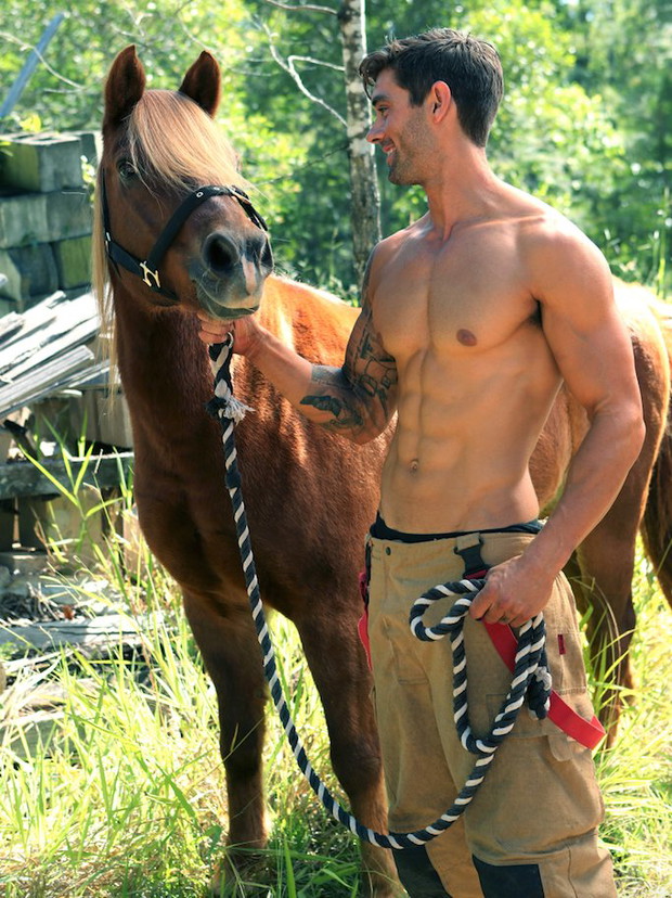 Australijscy strażacy pozują ze zwierzętami