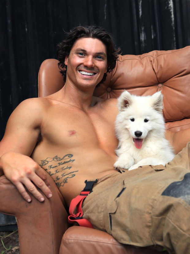 Australijscy strażacy pozują ze zwierzętami