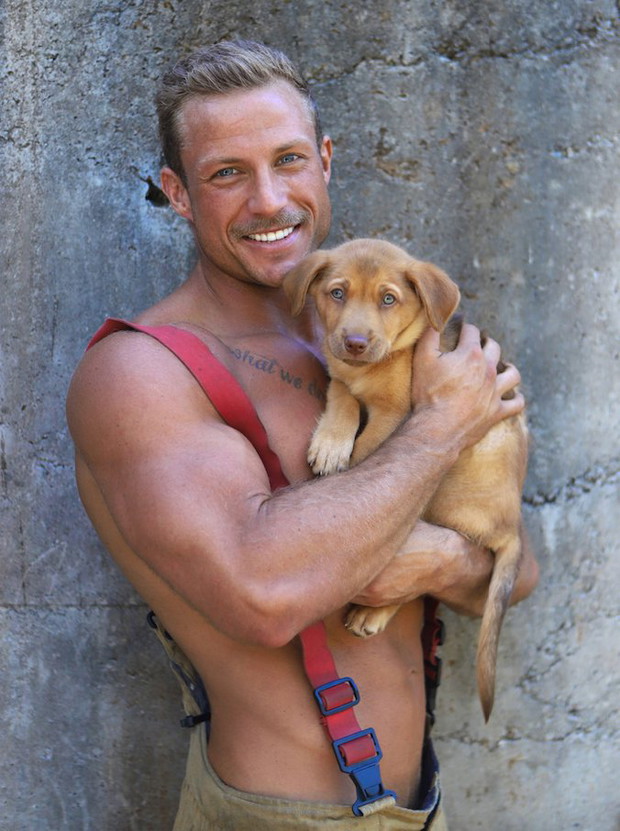 Australijscy strażacy pozują ze zwierzętami