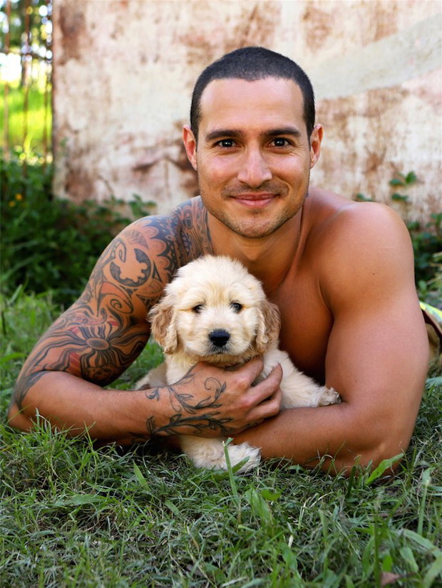 Australijscy strażacy pozują ze zwierzętami