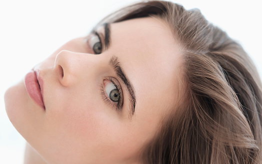 Laminacja brwi: co to, efekty, cena