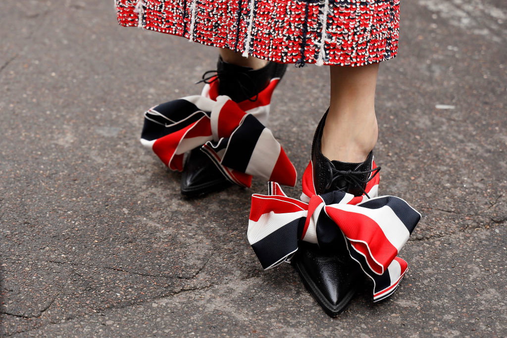 Trendy moda 2020: buty czółenka z kokardą