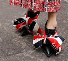 Trendy moda 2020: buty czółenka z kokardą