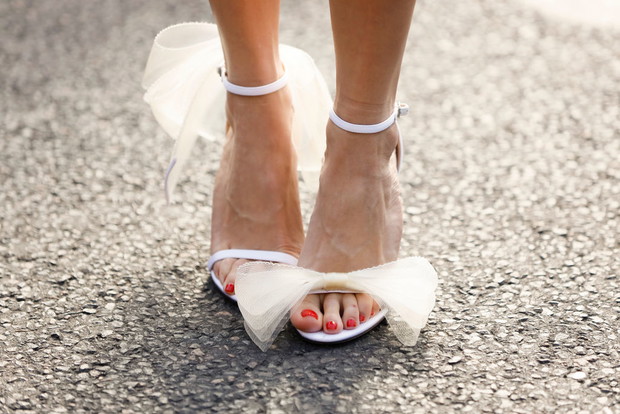 Trendy moda 2020: buty czółenka z kokardą
