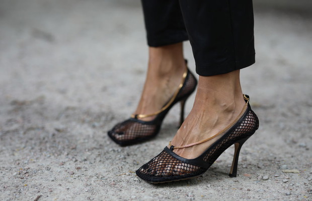 trendy moda 2020: buty z łańcuszkiem