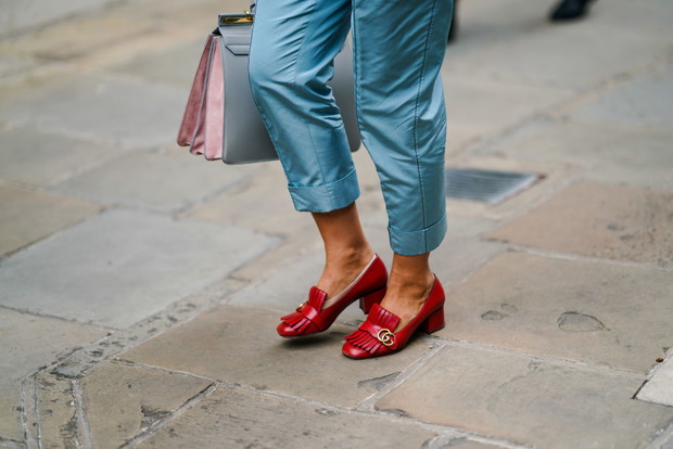 Trendy moda 2020: loafersy na słupku