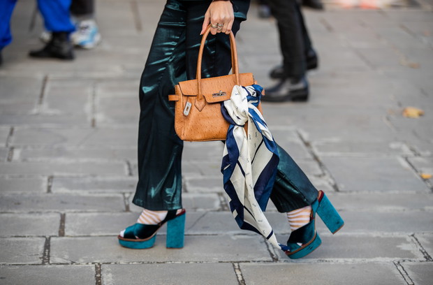 trendy moda 2020: platformy z lat 70.