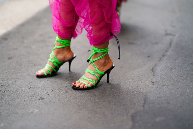 Trendy moda 2020: wiązane sandałki