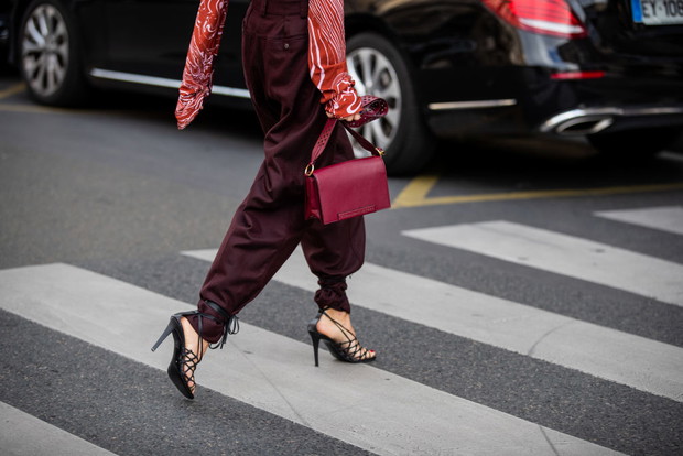 Trendy moda 2020: wiązane sandałki