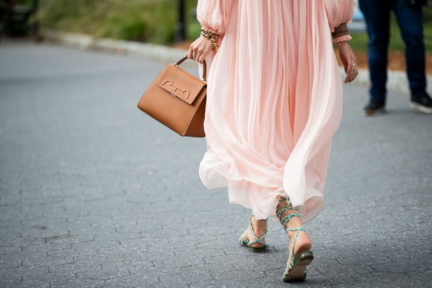 Trendy moda 2020: wiązane sandałki