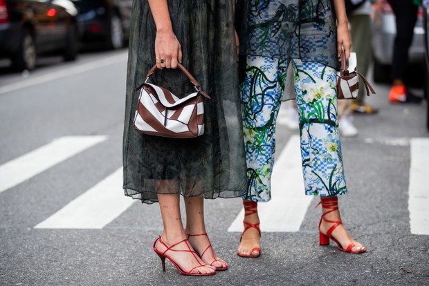 Trendy moda 2020: wiązane sandałki