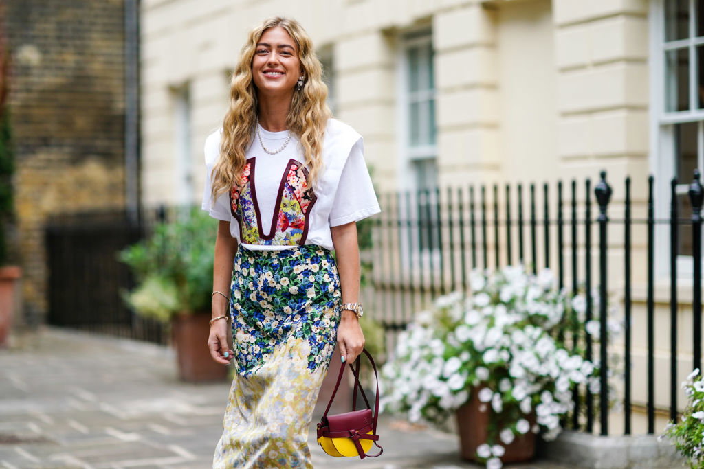 Bluzki w kwiaty: wprowadź wiosnę do swojej garderoby