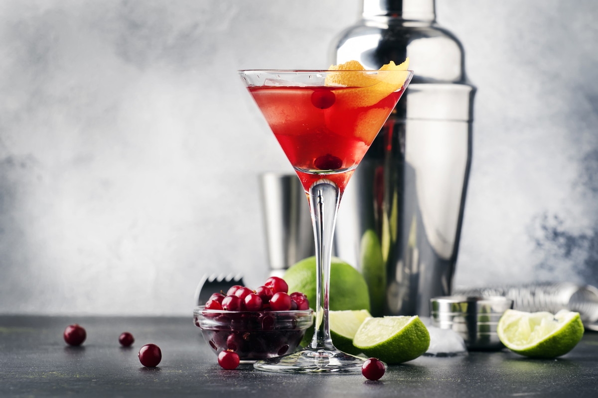Cosmopolitan drink - jak go zrobić. Podpowiadamy najlepsze przepisy na cosmopolitan drink.