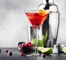 Cosmopolitan drink - jak go zrobić. Podpowiadamy najlepsze przepisy na cosmopolitan drink.