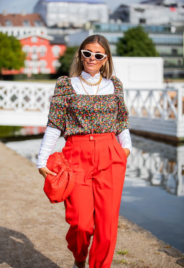 Bluzki w kwiaty: wprowadź wiosnę do swojej garderoby