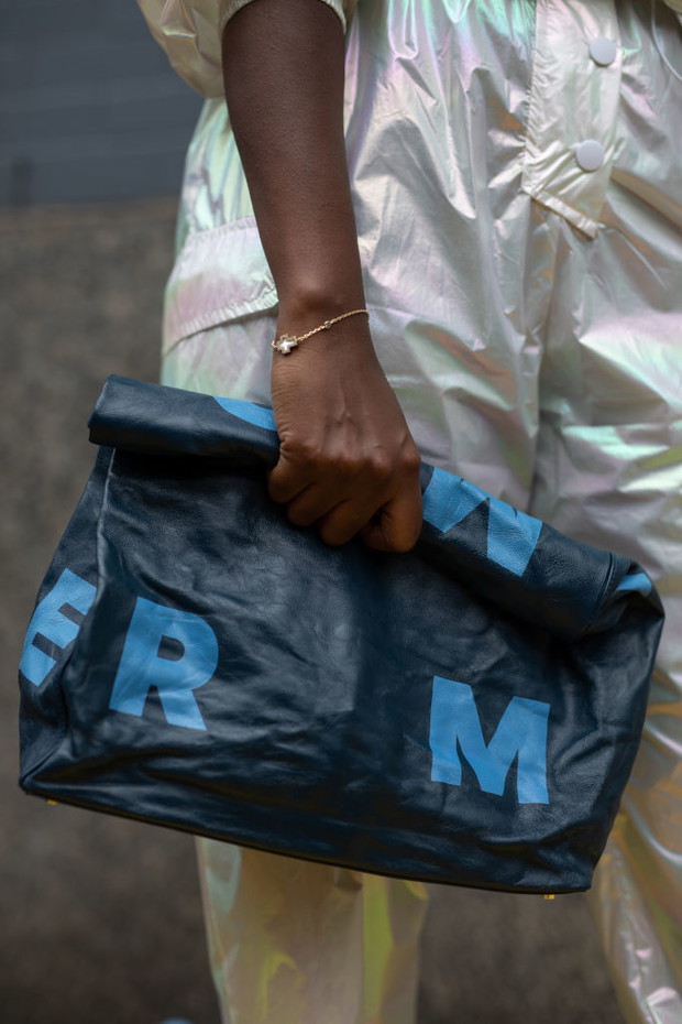 Moda trendy 2020: modne kolory klasyczny niebieski Classic Blue Pantone