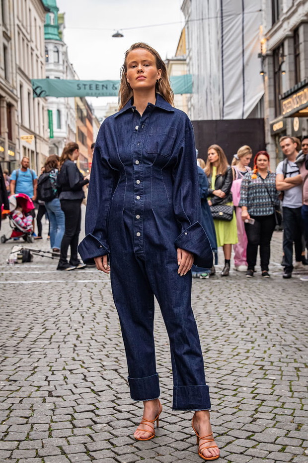 Moda trendy 2020: modne kolory klasyczny niebieski Classic Blue Pantone