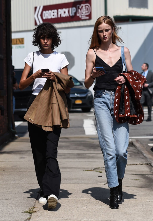 Trendy moda jesień 2019: najmodniejsze dżinsy