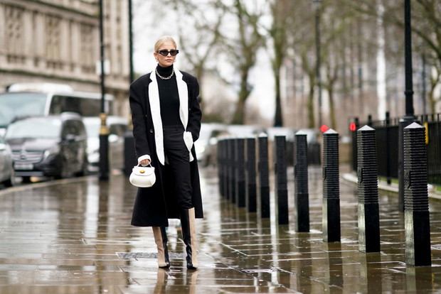 W czym do teatru: najlepsze stylizacje i dodatki