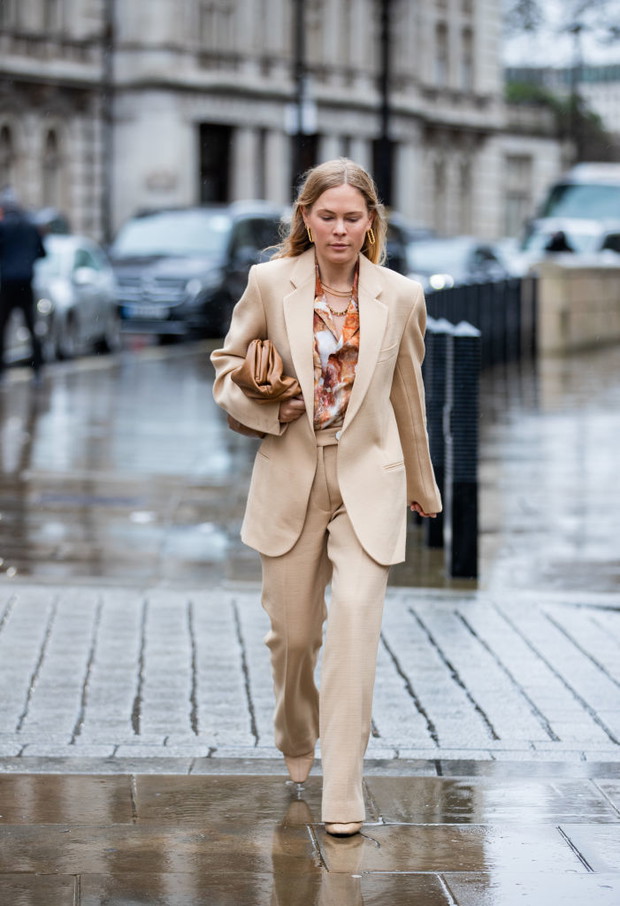 W czym do teatru: najlepsze stylizacje i dodatki