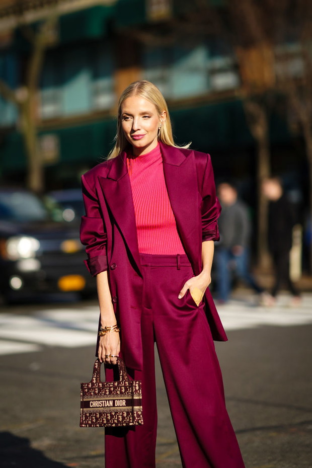 W czym do teatru: najlepsze stylizacje i dodatki