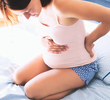 Pozycje do porodu: które ułatwiają poród? Co robić w przerwie między skurczami?