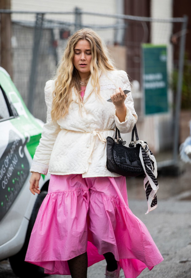 Sukienka z bufkami na wiosnę: trendy moda wiosna 2020