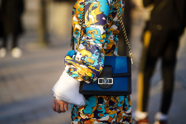 Trendy moda wiosna 2020: torebka na łańcuszku