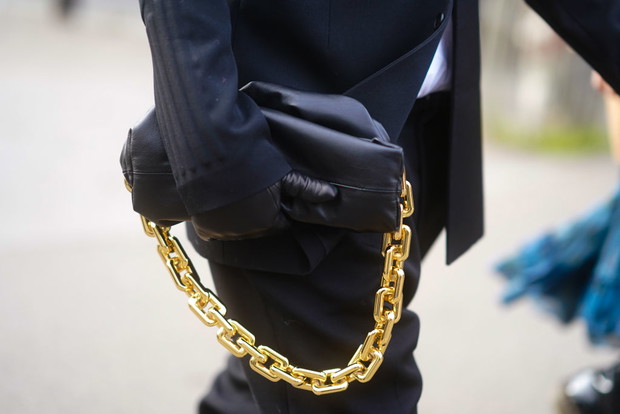 Trendy moda wiosna 2020: torebka na łańcuszku