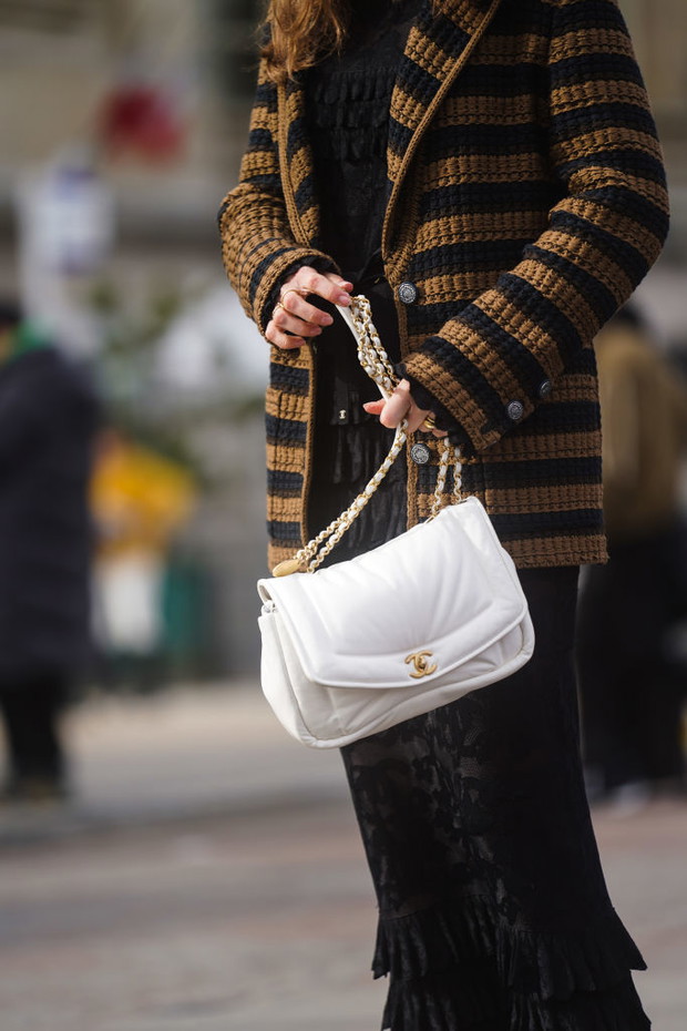 Trendy moda wiosna 2020: torebka na łańcuszku