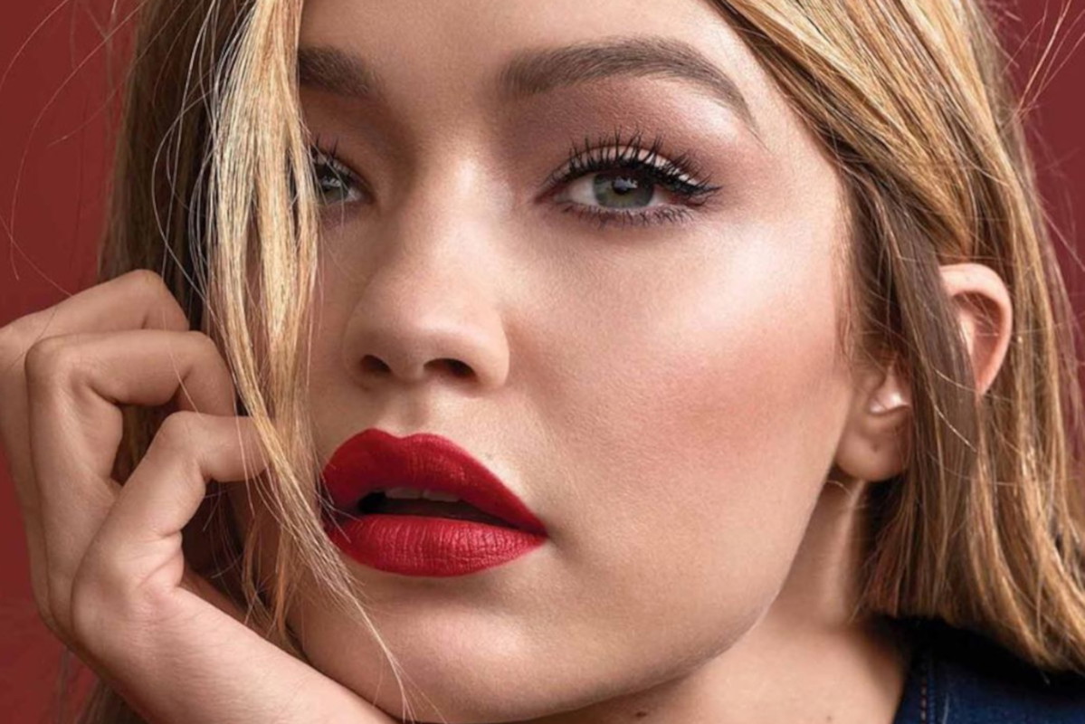 Makijaż idealny do granatowej sukienki