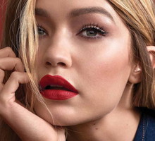 Makijaż idealny do granatowej sukienki