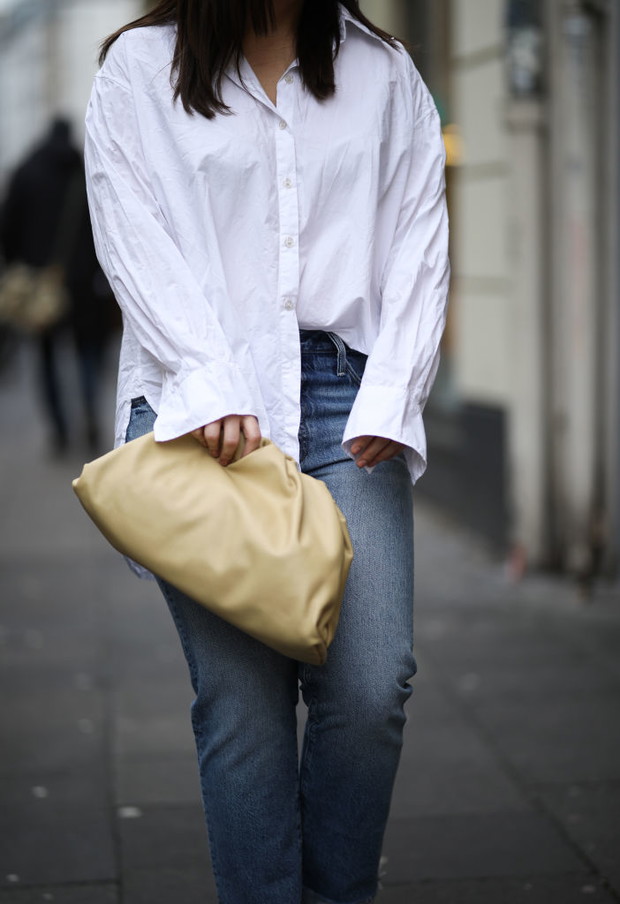 Klasyczna koszula z męskiej szafy trendy moda wiosna 2020