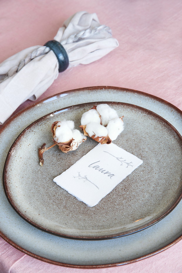 Stół na Wielkanoc w stylu wabi-sabi