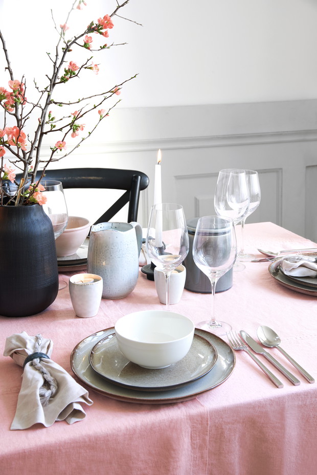 Stół na Wielkanoc w stylu wabi-sabi