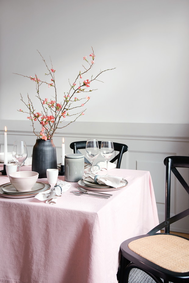 Stół na Wielkanoc w stylu wabi-sabi