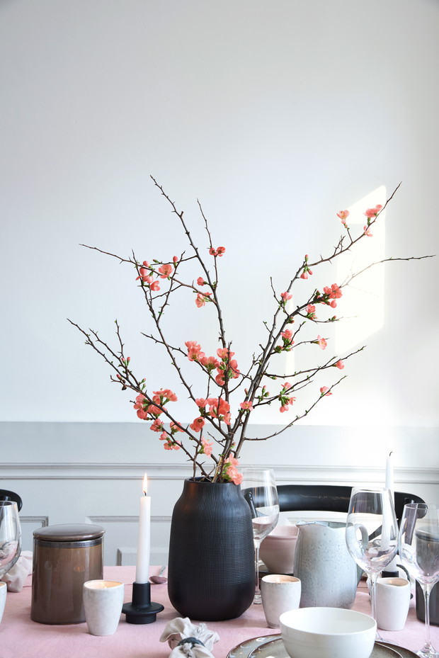 Stół na Wielkanoc w stylu wabi-sabi