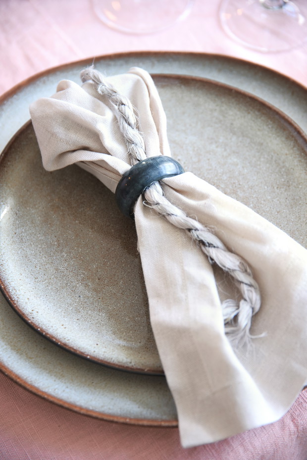 Stół na Wielkanoc w stylu wabi-sabi