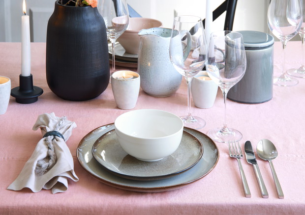 Stół na Wielkanoc w stylu wabi-sabi