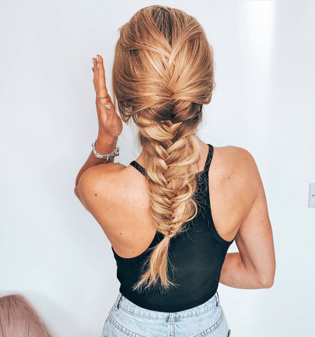 Ładne fryzury do pracy, szkoły i na wieczór