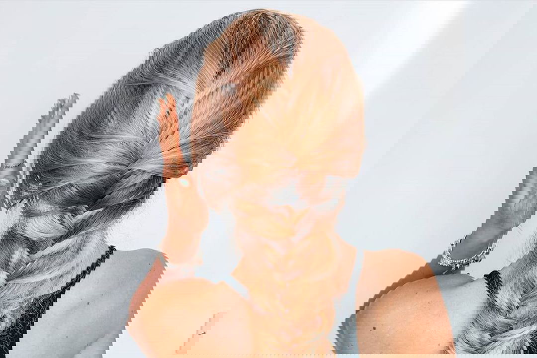 Ładne fryzury do pracy, szkoły i na wieczór