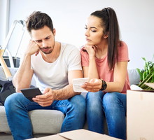 Pieniądze w małżeństwie: razem czy osobno zbierać finanse domowe? Lepiej, gdy małżonkowie mają wspólne czy oddzielne konta?