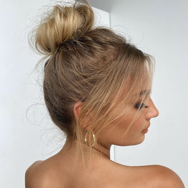 Modne fryzury na wiosnę: messy bun