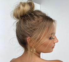 Modne fryzury na wiosnę: messy bun