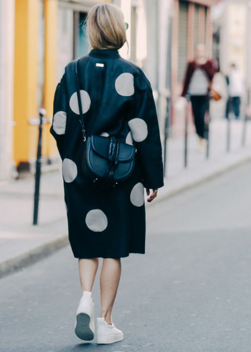 Sukienki i bluzki w grochy na jesień 2017