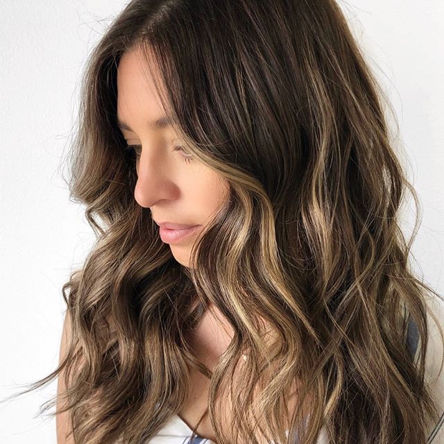 Refleksy na ciemnych włosach