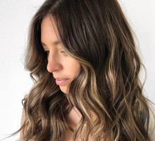 Refleksy na ciemnych włosach