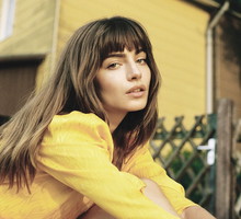 Fryzury z grzywką w stylu francuskim