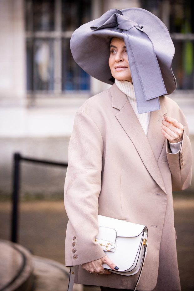 Lawendowy kapelusz dla modowej ekstrawertyczki