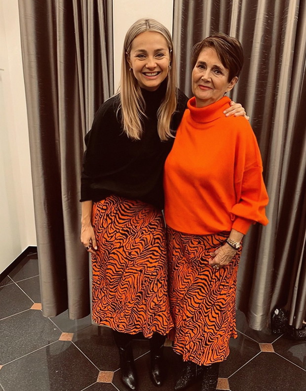 Małgorzata Socha z mamą w takich samych stylizacjach
